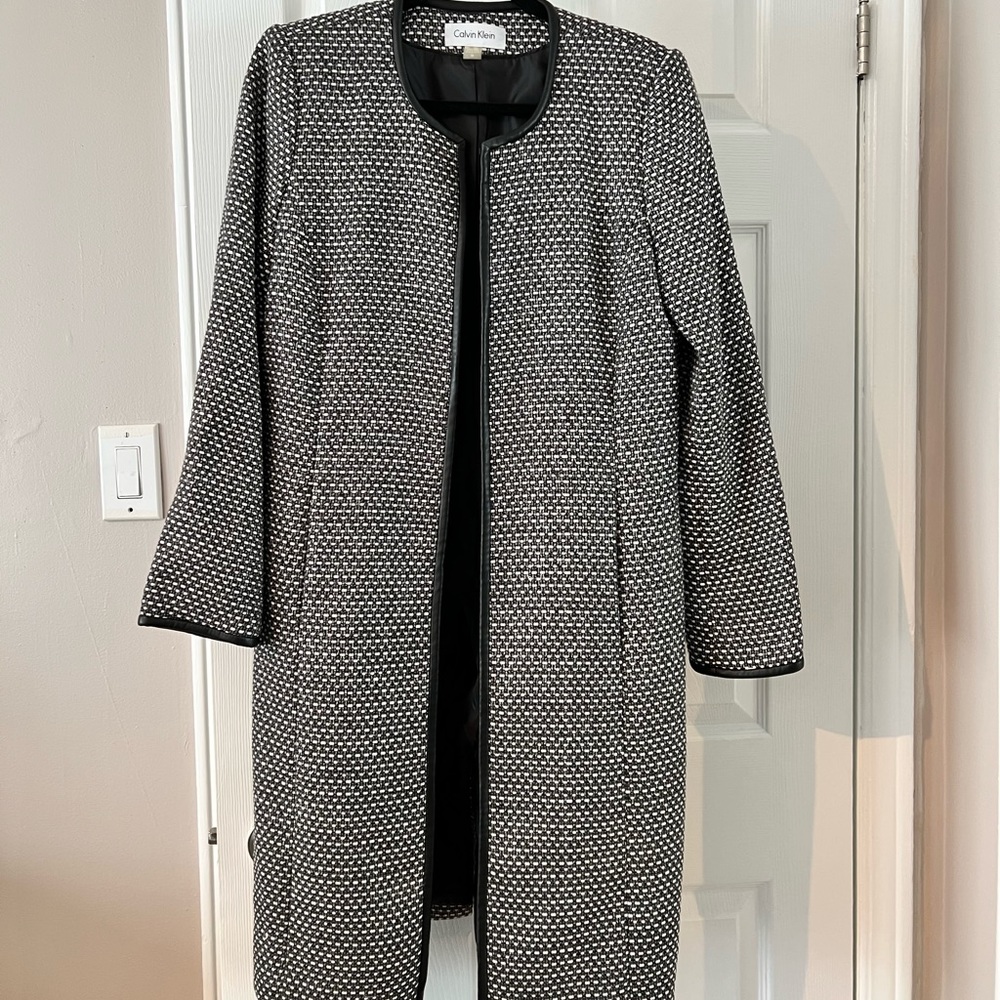 Perfect for fall! Calvin Klein long jacket with pocket and black trim.